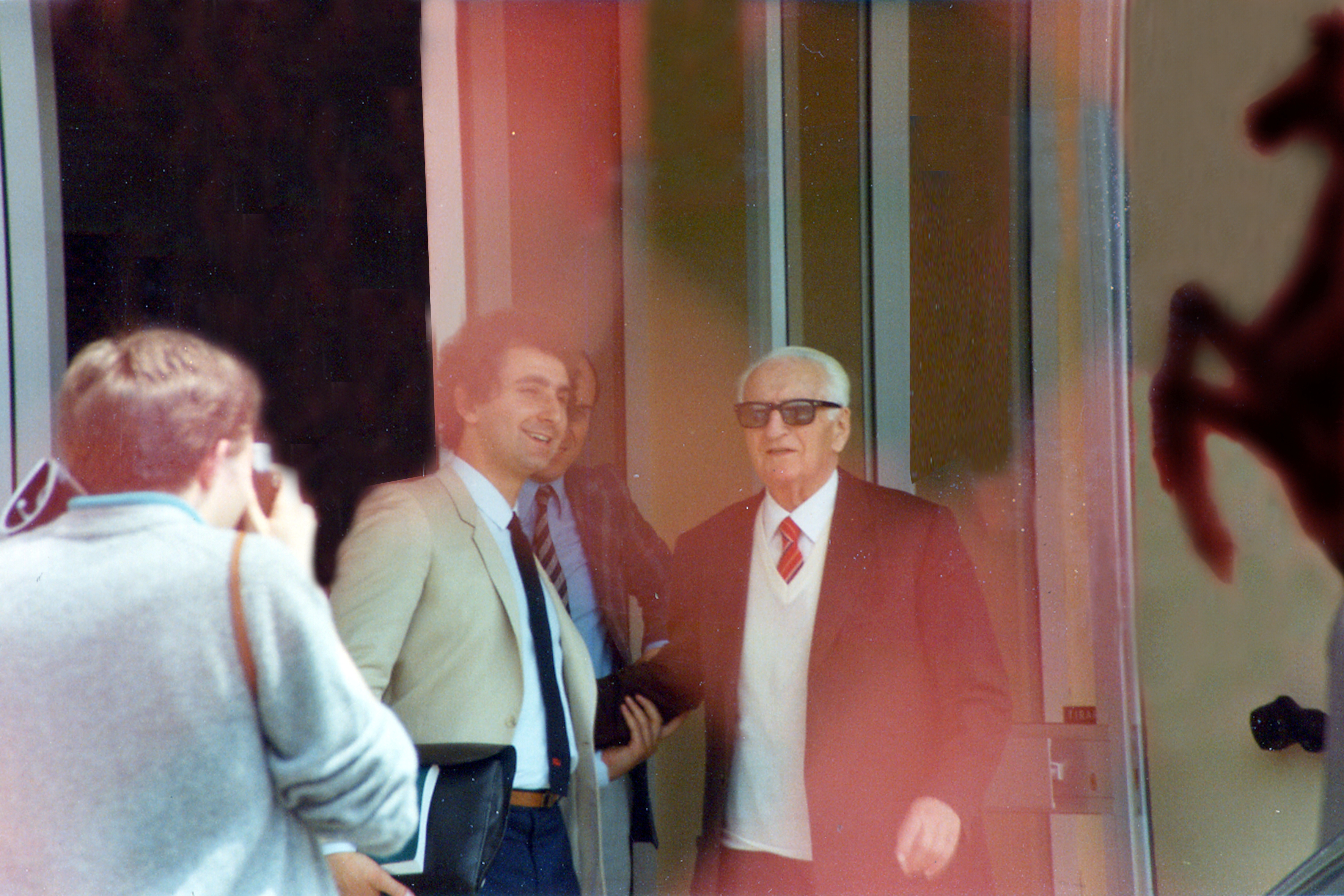 LA STRETTA DI MANO A ENZO FERRARI